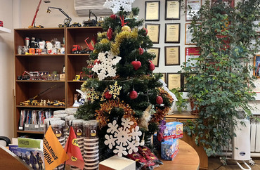 Праздничная елка с подарками